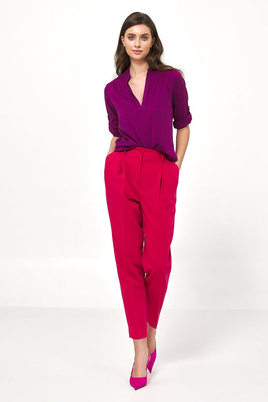 Relaxed fit blouse from Nife in high-quality viscose, styled with rolled-up sleeves for a chic office look.