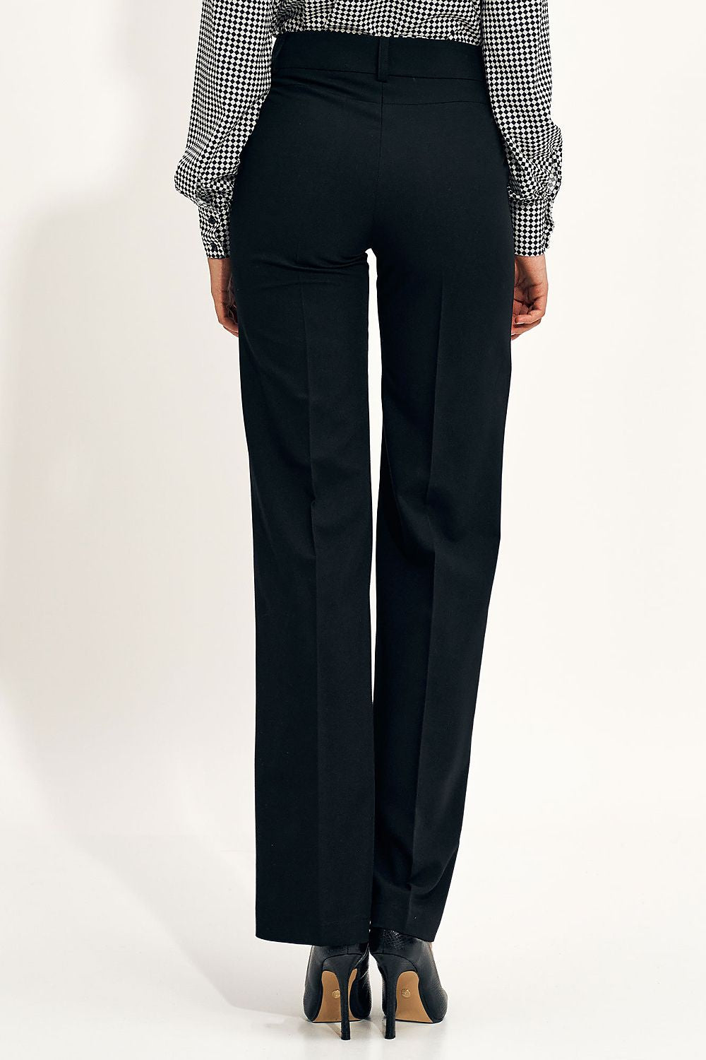 Model wearing Nife wide leg trousers with high waist, epitomising elegance and sophistication in fashion.