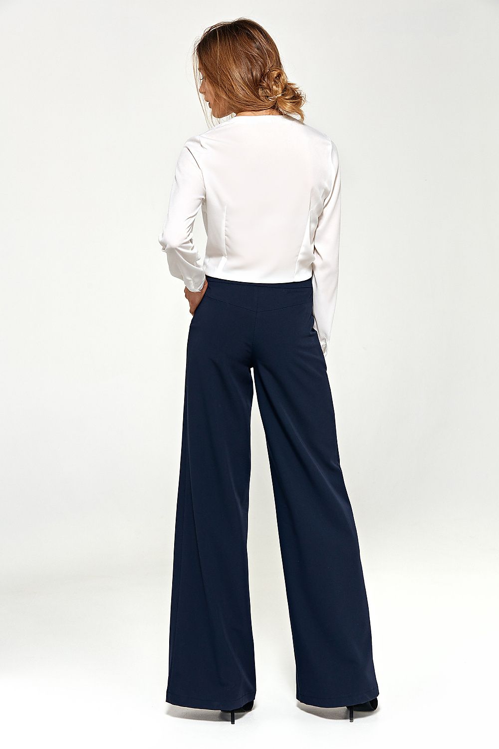 Elegant Nife navy blue palazzo pants in a luxurious design, featuring flared legs and practical pockets, perfect for a chic wardrobe.