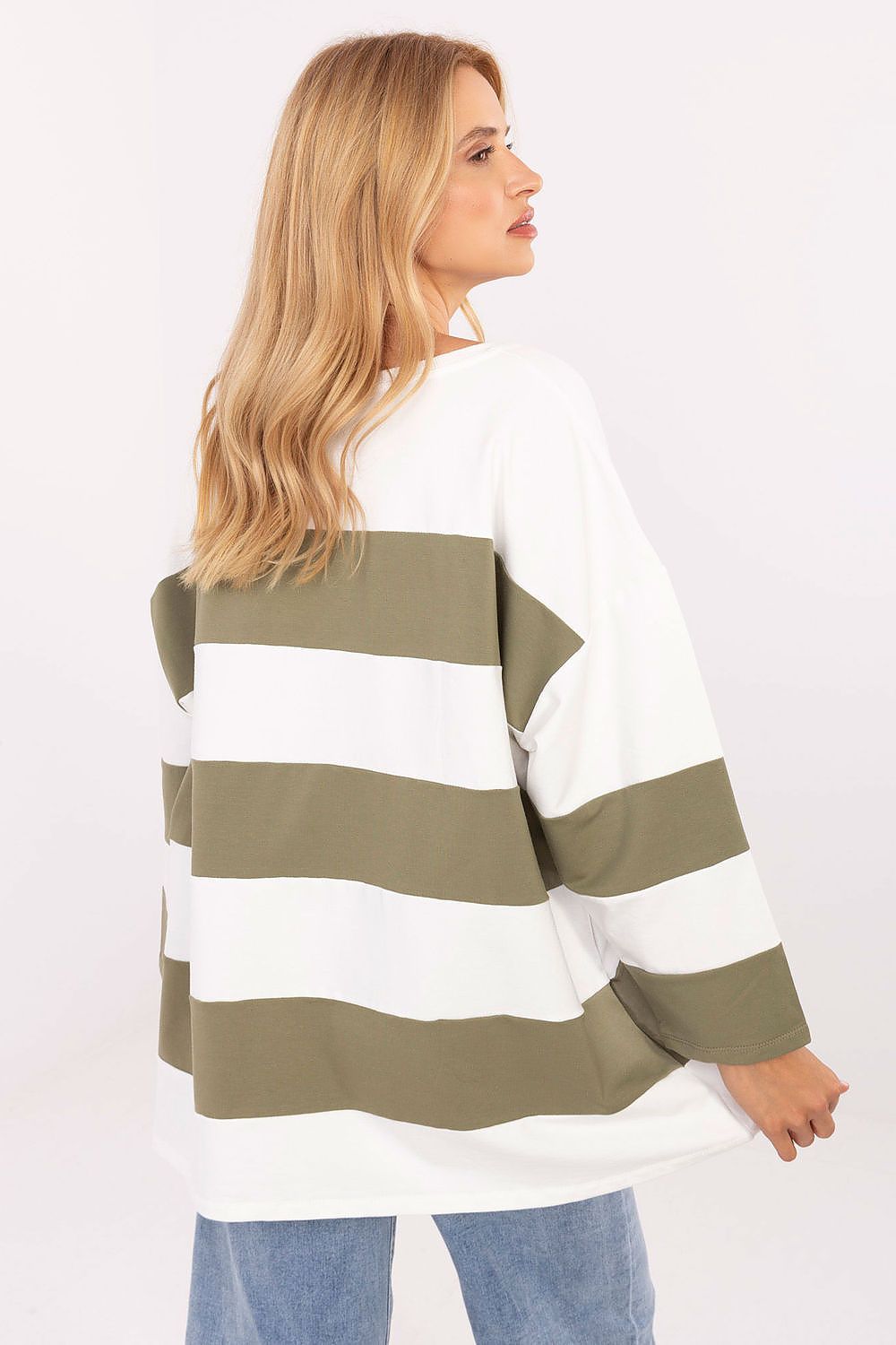 Fashionable striped oversized women's sweatshirt from Relevance, perfect for pairing with leggings or slim trousers, embodying a laid-back yet sophisticated aesthetic.