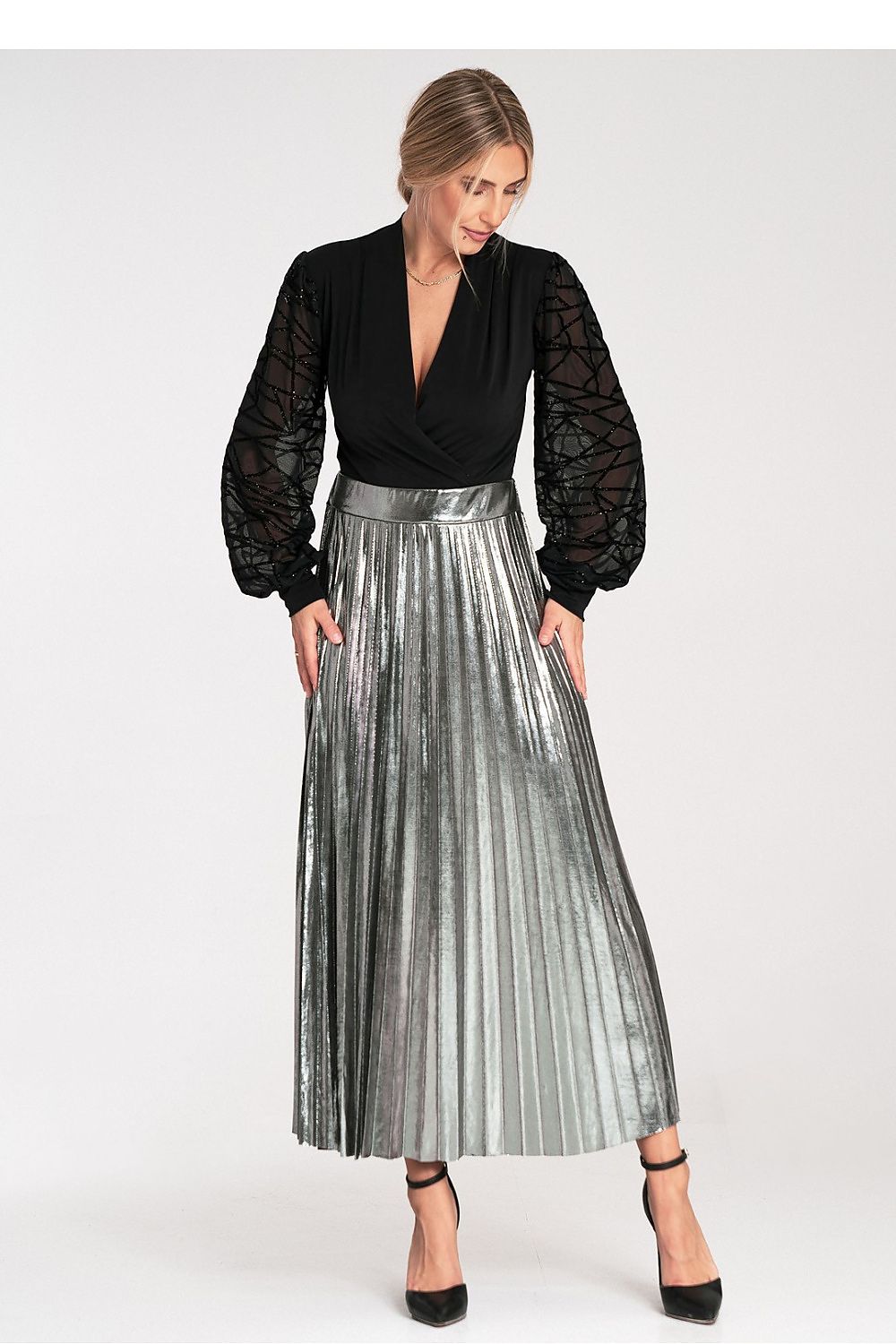 Luxury Figl Skirt displayed elegantly, featuring its refined silhouette and comfortable fit, designed for discerning customers seeking sophisticated attire.