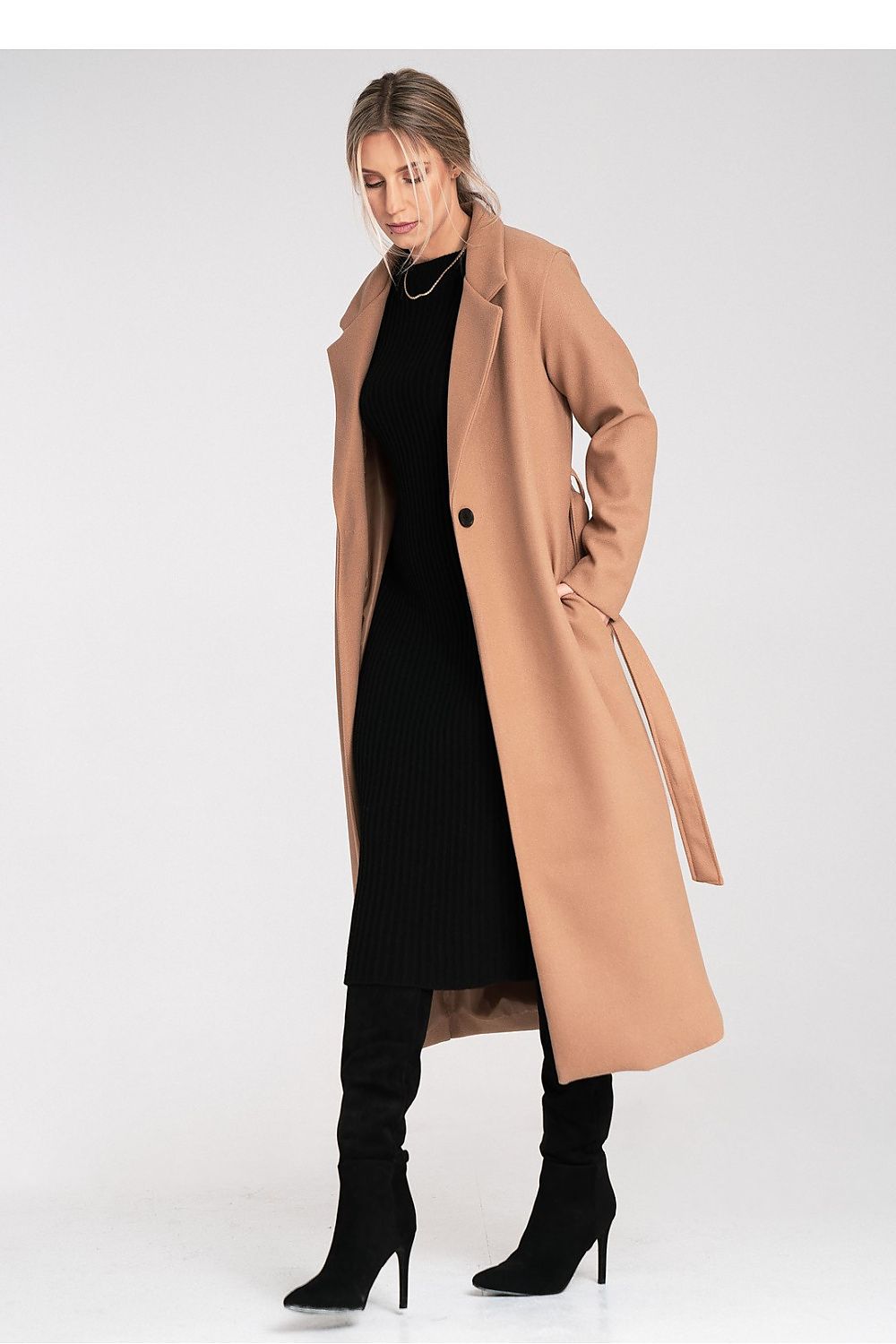 Model showcasing the luxury Figl polyester coat, perfect for sophisticated events, featuring a stylish and elegant fit for women.