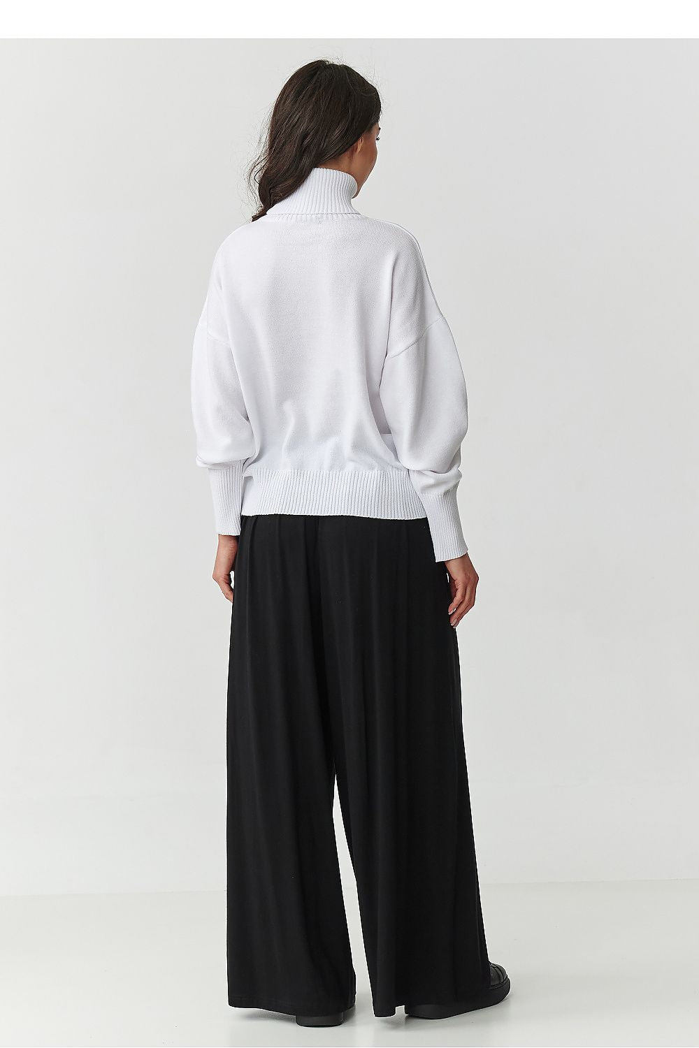 Stylish outfit featuring Makadamia's Oversized Turtleneck Sweater, perfect for autumn and winter, paired with trendy accessories.