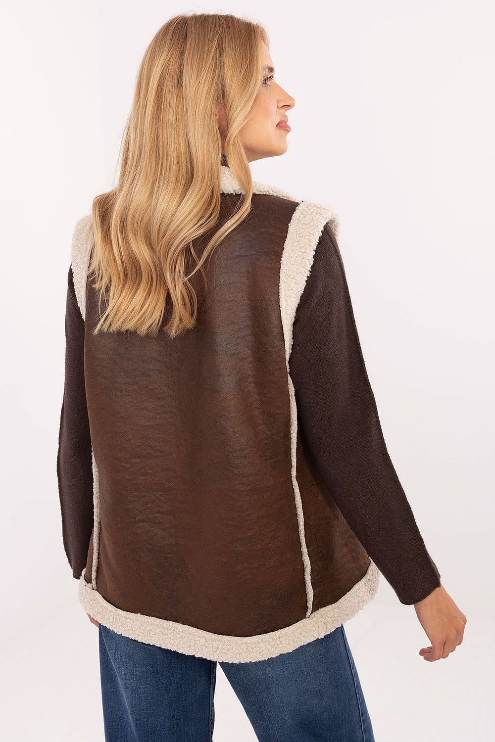 Stylish and comfortable women's sleeveless vest with fur detail from Factory Price, perfect for transitional fashion in autumn and winter.