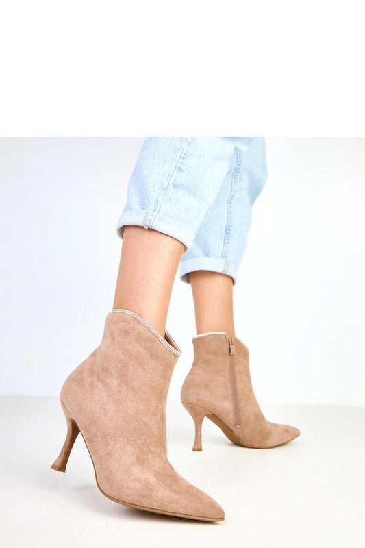Solea's luxurious women's ankle boots, featuring a 12cm shaft height, a stylish pointed toe, and an 8.5cm stable heel for a sophisticated silhouette.