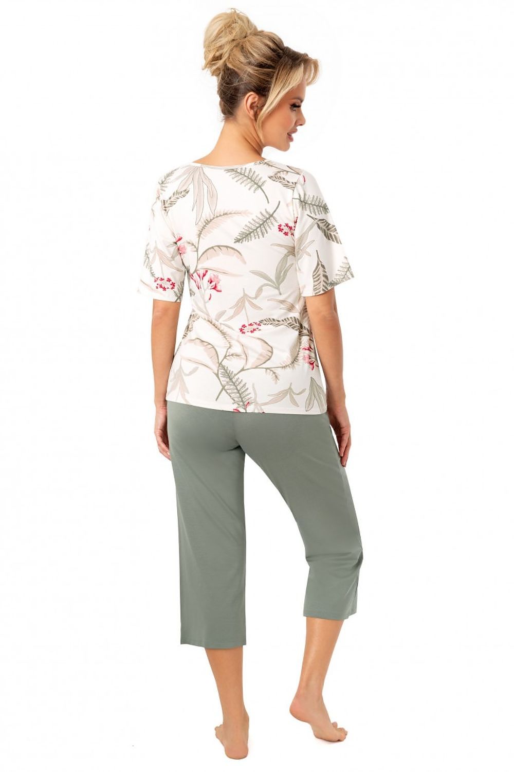 Donna's chic pyjamas set for women with 3/4 pants and short sleeves, crafted from breathable viscose for an exquisite nightwear experience.