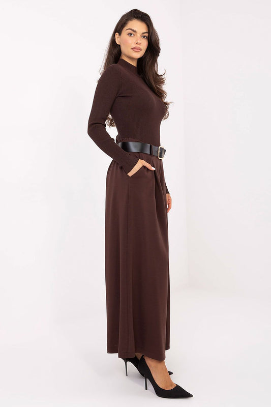 Close-up of Italy Moda's elegant women's palazzo pants, featuring a high waist, decorative pleats, and practical pockets, perfect for sophisticated everyday wear.