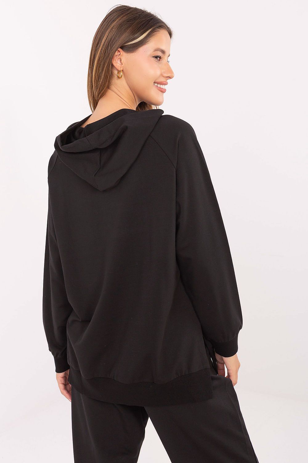 Sophisticated oversized women's sweatshirt by Relevance, showcasing a smooth pattern, perfect for versatile everyday styling, combining comfort with contemporary fashion.