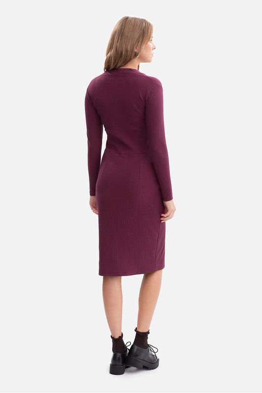 Elegant midi daydress by BeWear, featuring ribbed fabric and a flattering V-neck design.