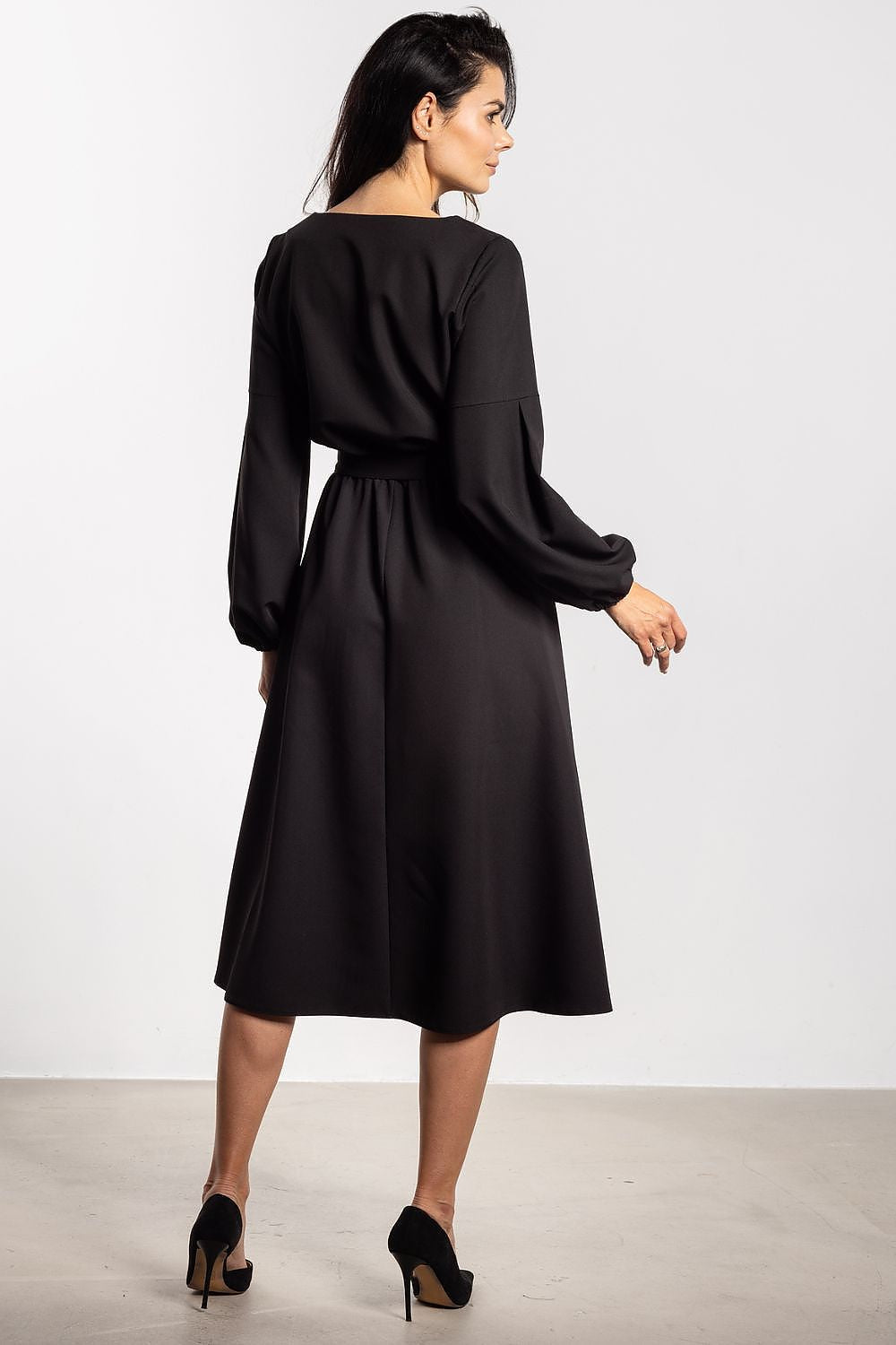 Elegant loose-cut midi dress by Awama featuring a belt, puffy sleeves, and a versatile round neckline, ideal for both casual and formal occasions.