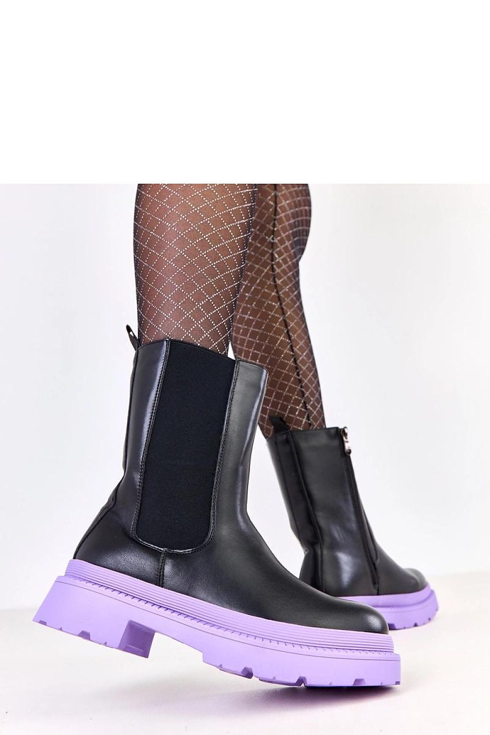 Beautifully crafted Solea ankle boots with a round toe and warm interior, ideal for chic urban styles during the colder months.