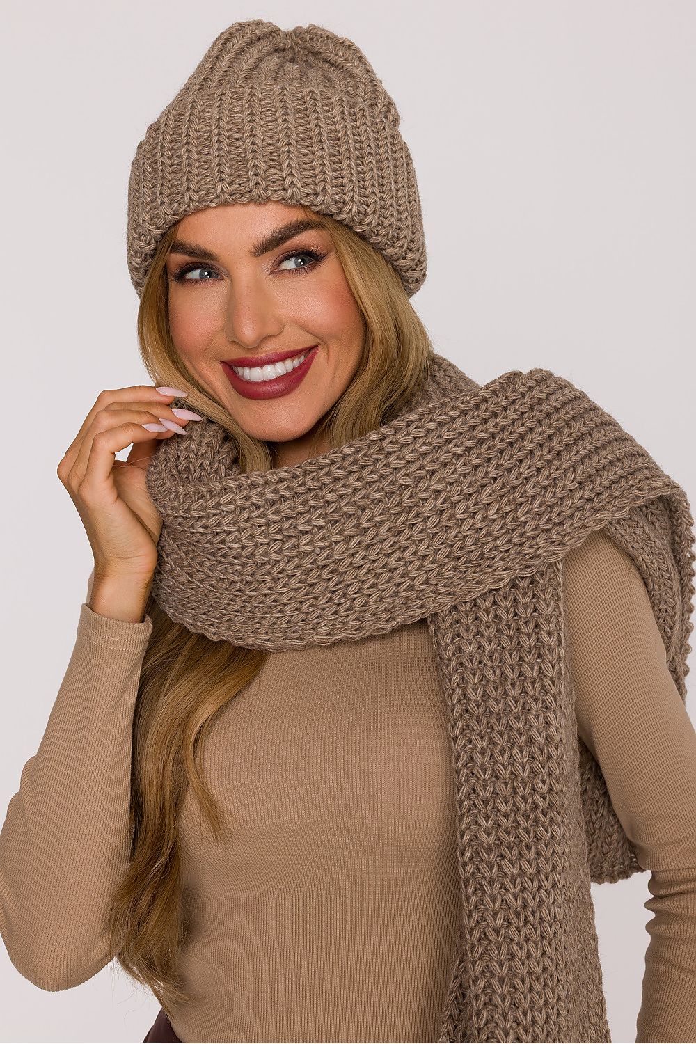 Luxurious 170cm x 45cm ribbed shawl by Moe, elegantly draped, exemplifying warmth and sophistication.