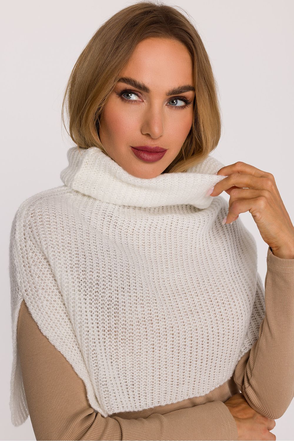 Close-up of Moe's luxurious soft yarn infinity scarf, detailing the loose weave, high collar, and stylish appearance perfect for cold winter days.