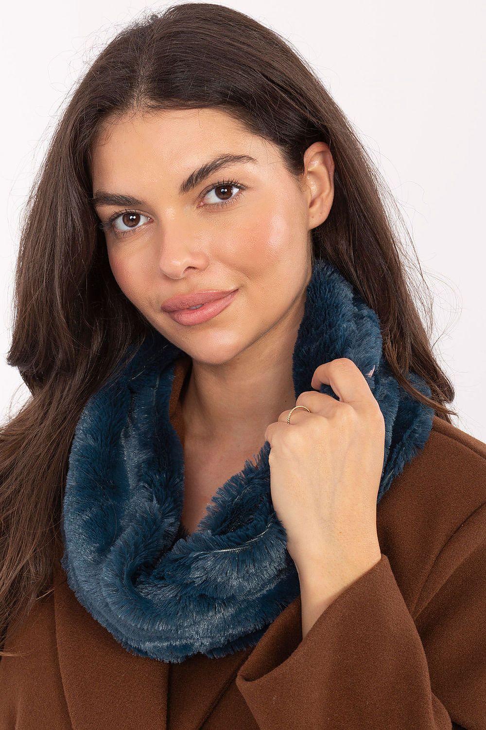 Elegant neck warmer from AT, featuring a luxurious soft fluffy fur design, ideal for chilly weather, with measurements of 82cm in length and 24cm in width.