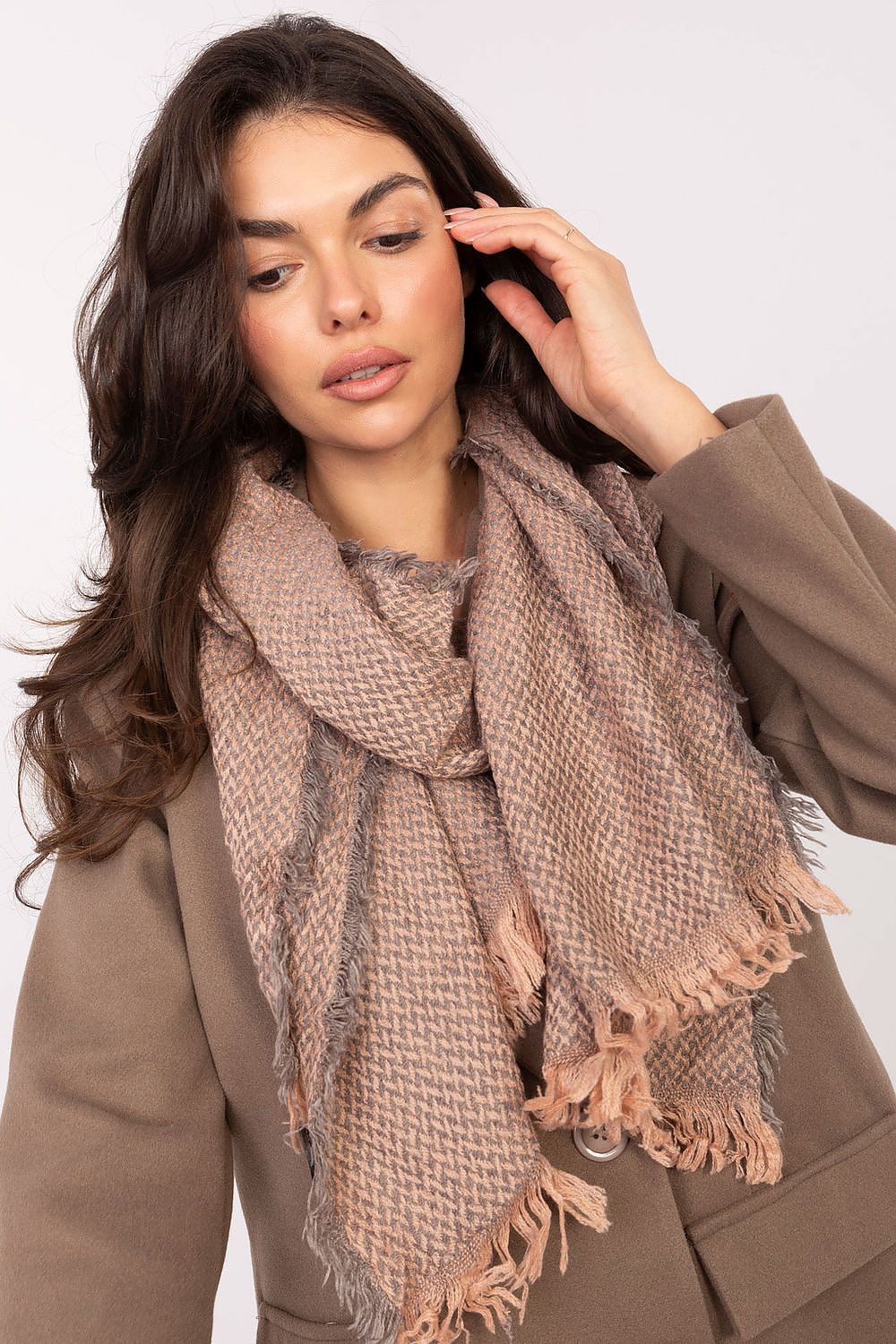 Stylish and versatile Elegant Fir Tree Pattern Scarf by AT, featuring a 220 cm length and fringes, ideal for cold days and enhancing elegance in both casual and formal attire.