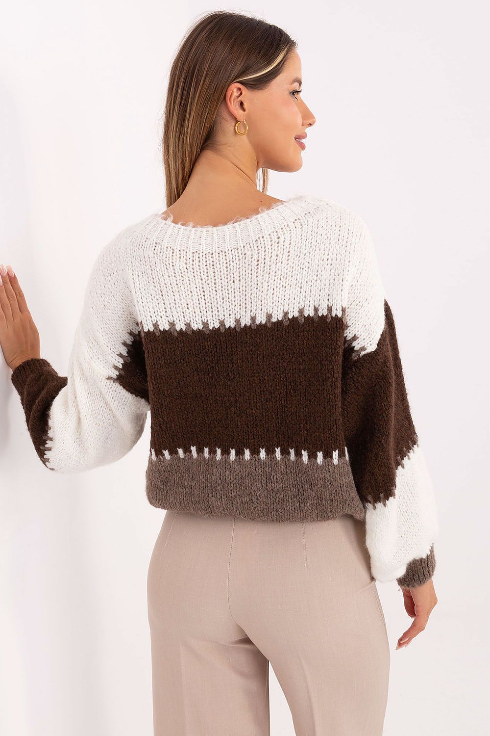 Elegant women's striped sweater by Rue Paris, highlighting a fashionable design in a comfortable polyacrylic blend, ideal for everyday outings and social gatherings.