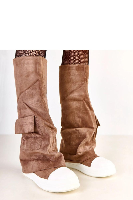 Solea's chic knee-high boots showcasing a 3.5 cm platform, perfect for adding sophistication to your winter wardrobe.