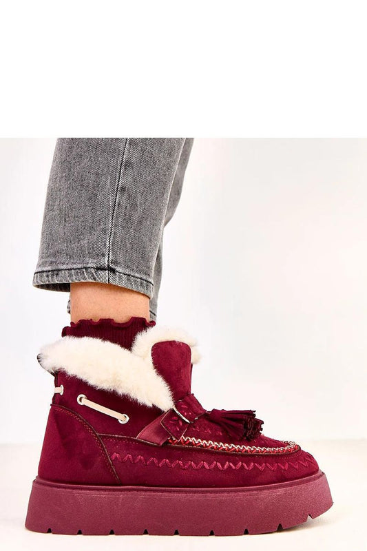 Solea slip-on snow boots showcasing a stylish round toe and 4 cm high platform, perfect for achieving a fashionable winter look.