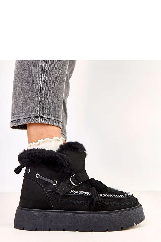 Chic Solea slip-on snow boots featuring luxurious fur lining and a 4 cm platform, perfect for winter fashion with added comfort.