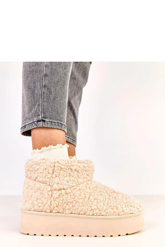 Close-up of Solea luxury slip-on snow boots featuring soft synthetic fur, highlighting the plush interior for warmth and comfort during cold weather.