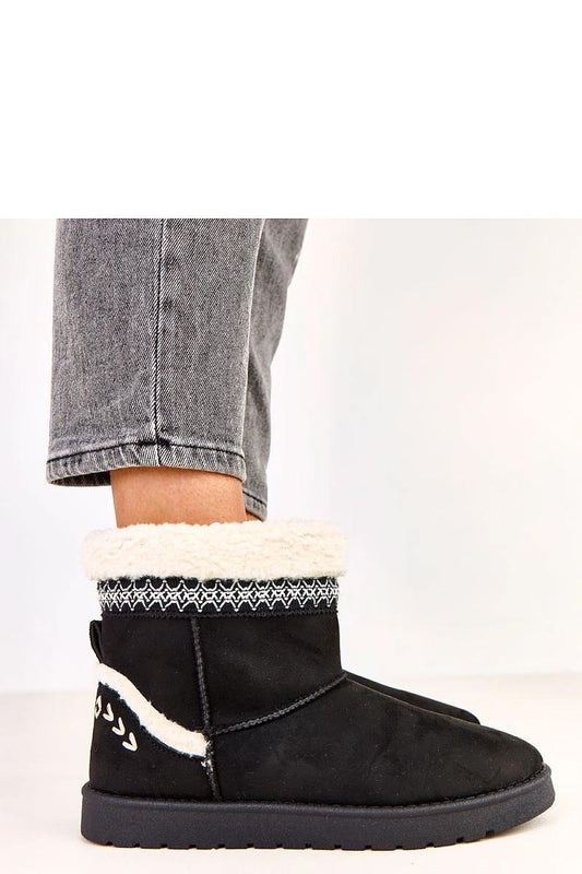 Solea's stylish snow boots showcasing a round toe design with ecological suede leather, ideal for warmth and comfort during snowy days in Europe.