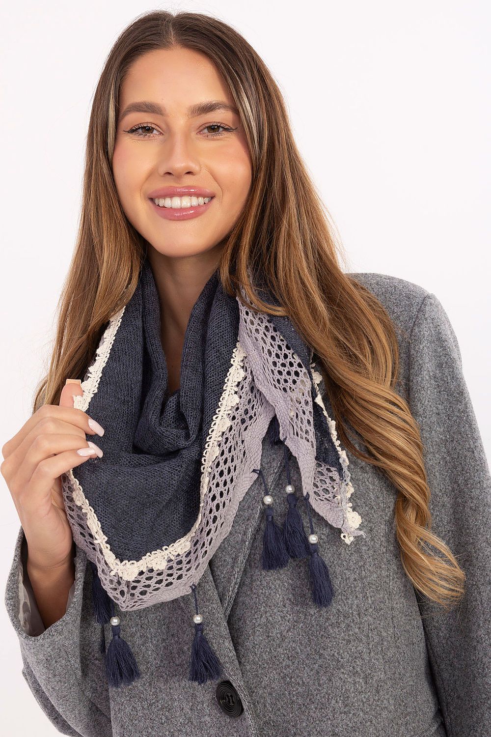 Feminine and stylish 152x52 cm triangular scarf from AT, made of soft viscose with romantic lace and pearl embellishments, ideal for both casual and formal wear.
