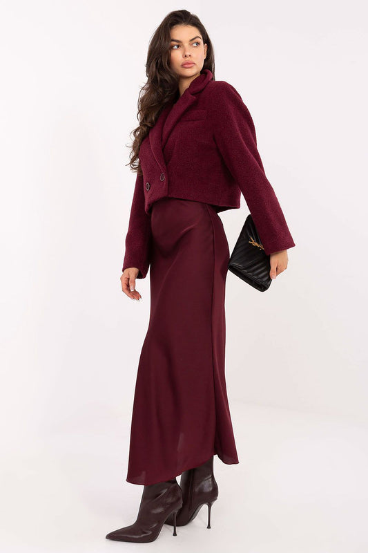 Chic autumn-winter outfit featuring Rue Paris's women's short coat with wide lapels and double-breasted button closure.