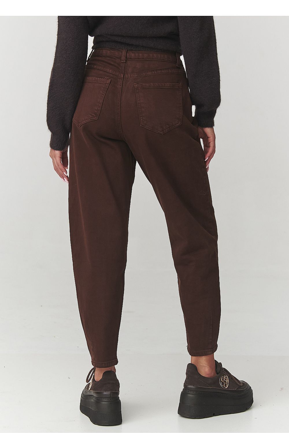 Luxury brown high-waist jeans by Makadamia, showcasing classic pockets, soft denim blend, and a comfortable fit, ideal for both casual and formal occasions.