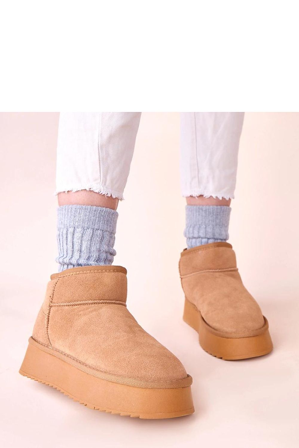 Elegant brown suede snow boots Armona by Solea, perfect for winter conditions, showcasing versatility with a fashionable design and excellent thermal insulation.