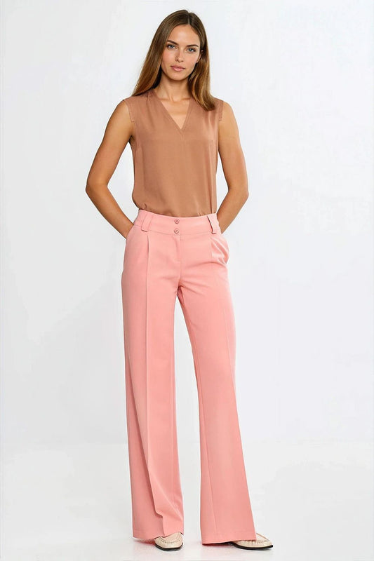 Close-up of Nife's elegant V-neck blouse in soft viscose, highlighting its delicate pleat details and sophisticated sleeveless design.