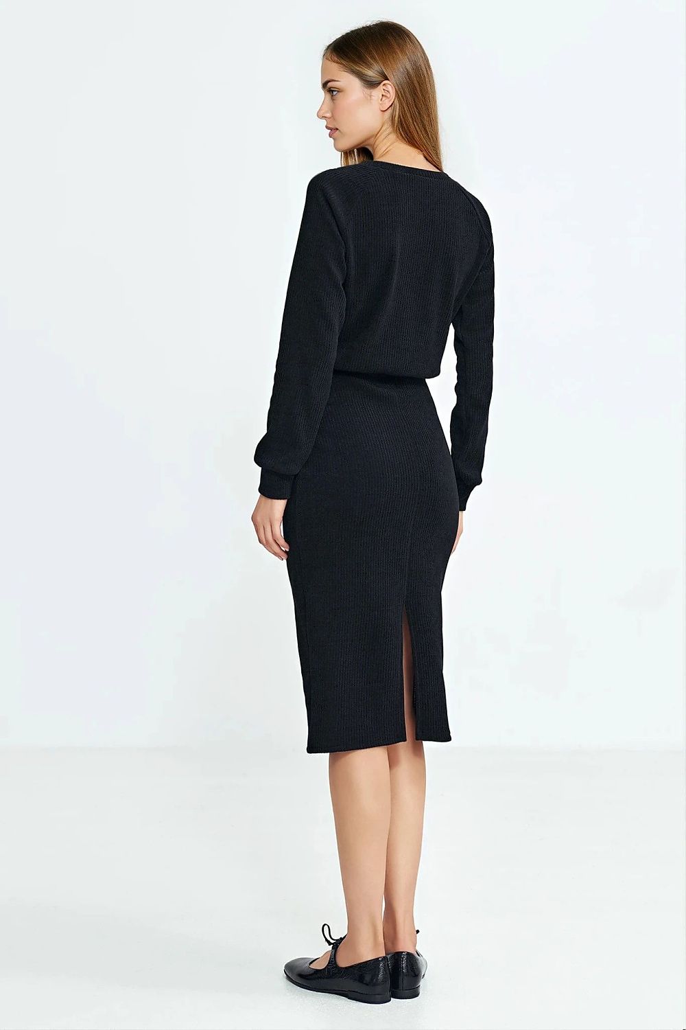 Close-up detail of the Elegant Midi Daydress by Nife, highlighting the round neckline and back slit design, epitomising luxury and elegance for modern women.