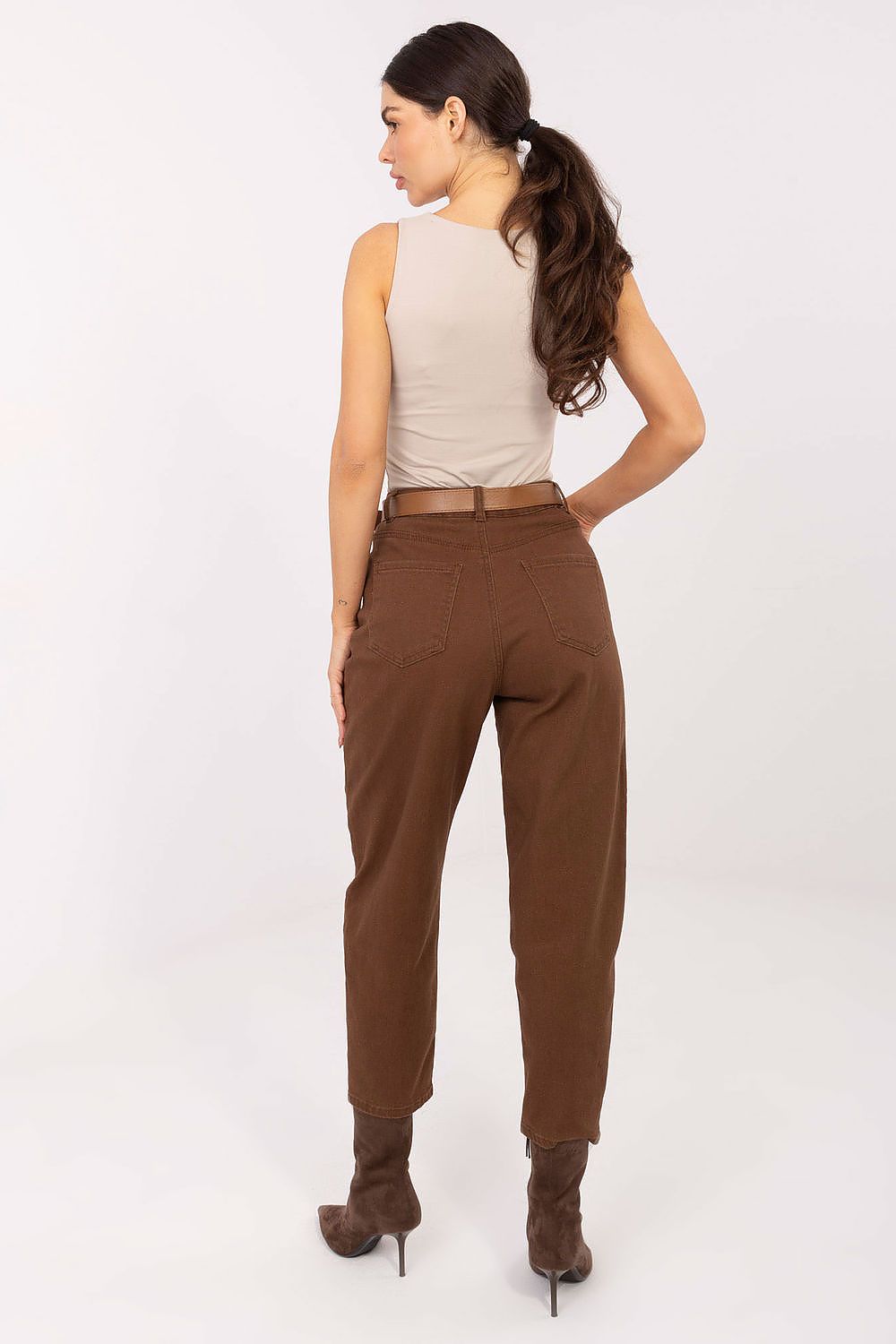High-quality tapered leg Women's Mom Jeans from Factory Price, designed in a luxury cotton blend, suitable for everyday wear with timeless appeal.