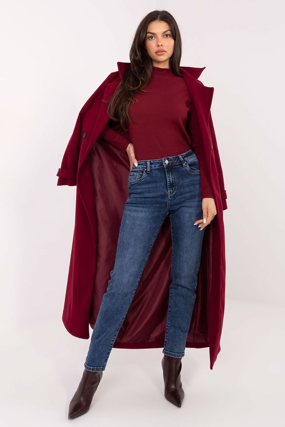 Model wearing women's luxury skinny fit jeans from Factory Price, highlighted for their modern tapered legs and versatile styling options.