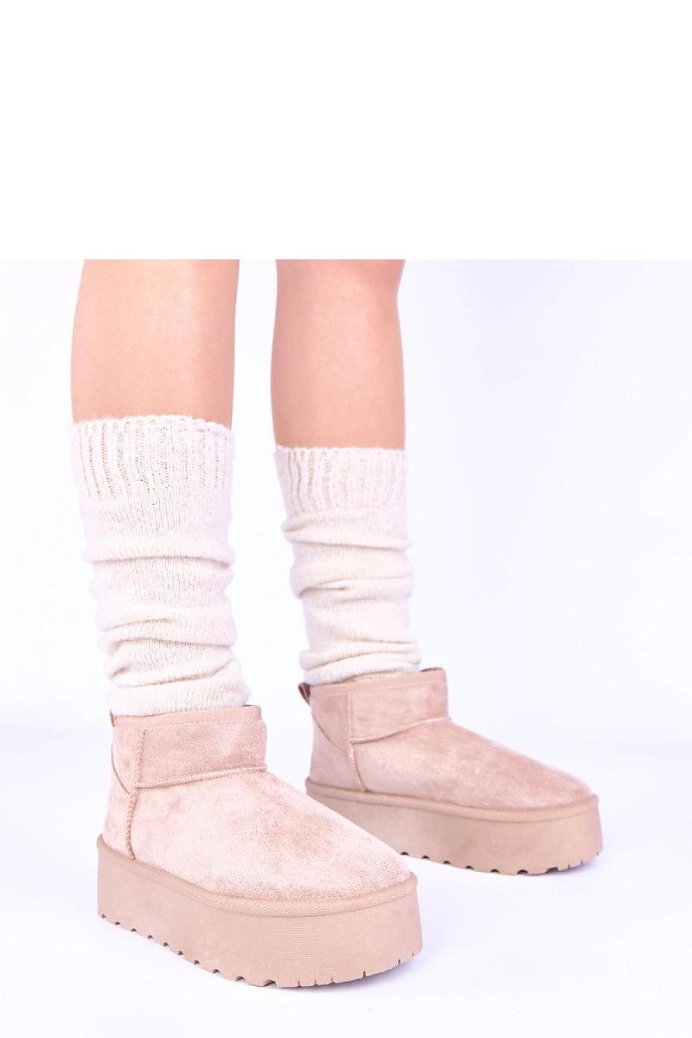 Close-up of the luxurious black platform snow boots Mouna by Gemre, showcasing the soft fur lining and modern design