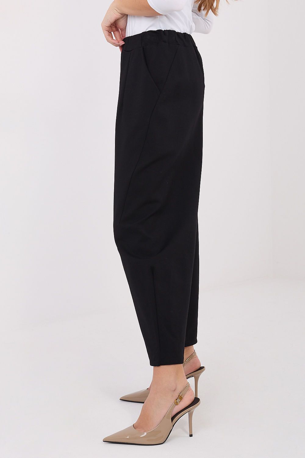 Luxurious high-waisted trousers from Rue Paris, crafted from a blend of viscose, nylon, and elastane for versatility and comfort. Features a minimalist design with slip pockets and a flattering high-waist.