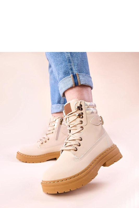 Close-up view of the exquisite craftsmanship of Solea's beige insulated suede trapper shoes, highlighting their premium quality and stylish appeal.