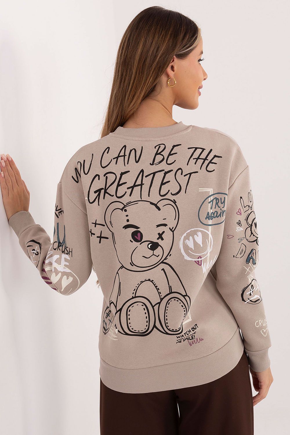 Fashionable women's sweatshirt by Sublevel, demonstrating its round neckline and long sleeves, ideal for a chic yet comfortable look.