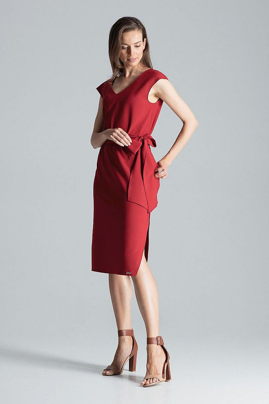 Elegant burgundy midi dress with v-neck, waist belt and asymmetrical slit by Figl, perfect for sophisticated evening wear.