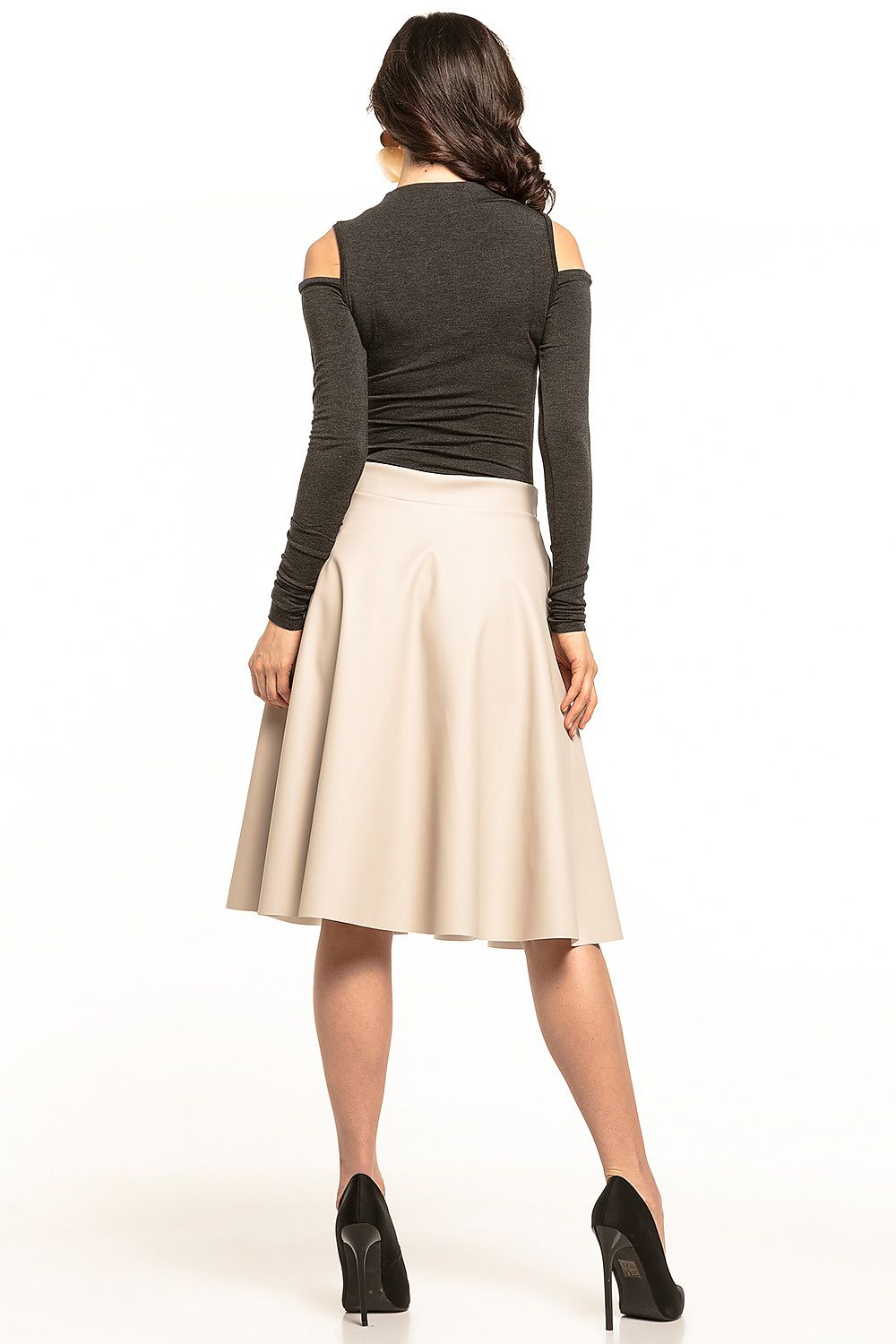 Model from the back in a sophisticated flared midi skirt by Tessita, designed in eco-leather for a refined look.