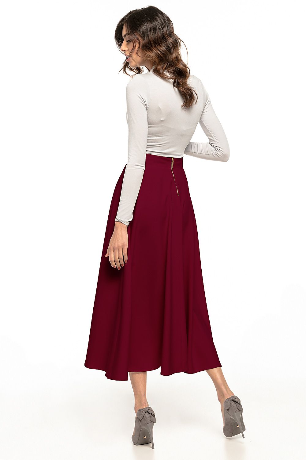 Chic burgundy midi skirt by Tessita, highlighting a decorative zipper and complemented by a fitted top, ideal for elegant occasions.