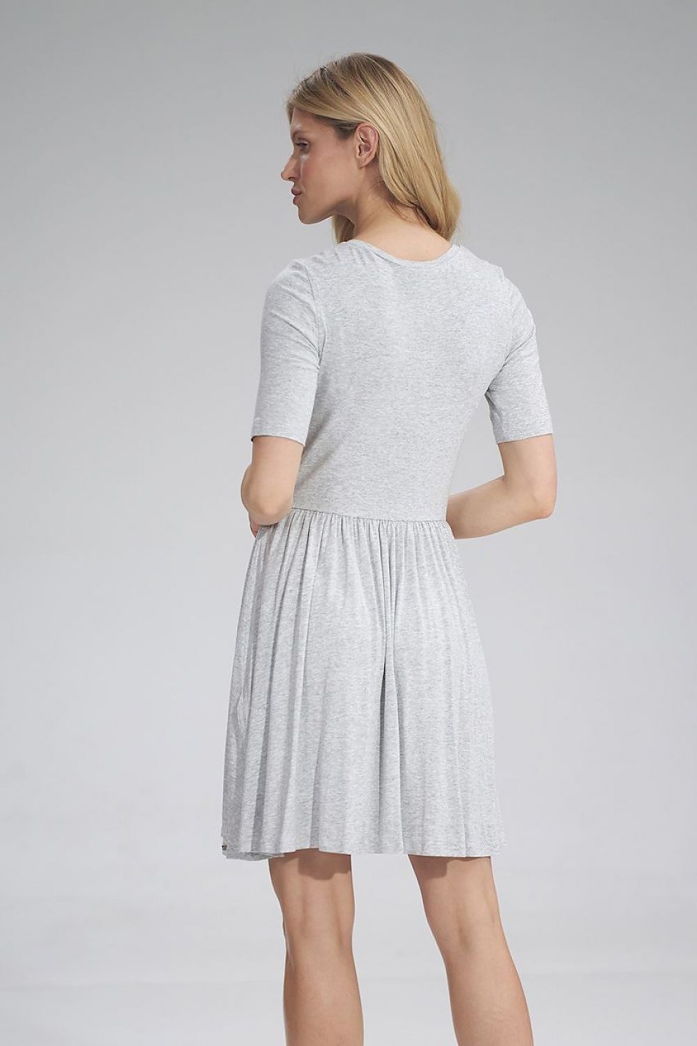 Sophisticated grey summer dress from Figl, designed with a half-round neckline and a gently flared bottom, perfect for a refined casual look.