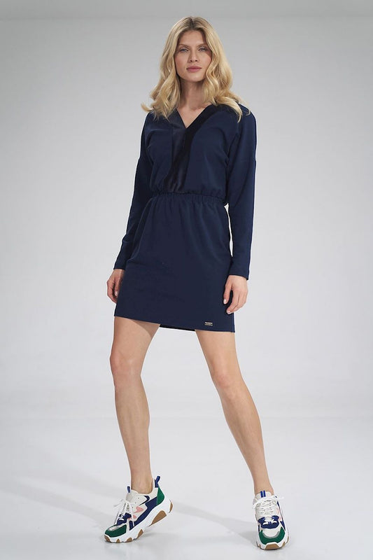 Stylish Daydress Figl in navy, showcasing a V neckline and cinched waist, paired with trendy trainers for a chic casual style.