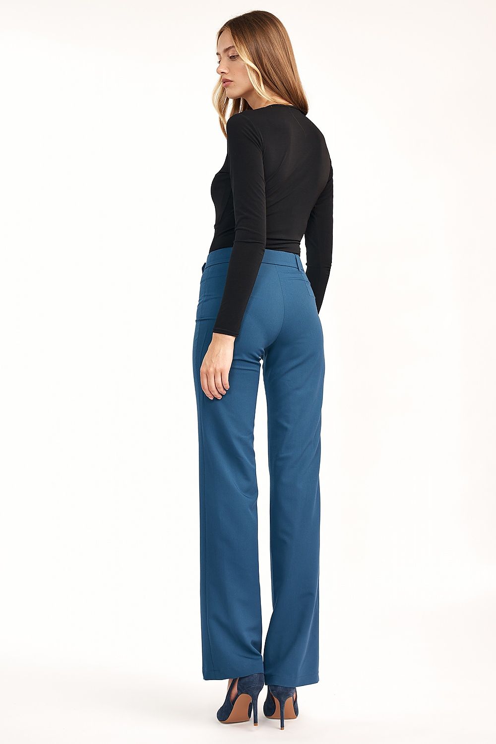 Elegant Women’s Flared Trousers with Elevated Waist by Nife, displayed from a slightly angled rear view, highlighting the flattering fit and luxurious fabric ideal for chic attire.