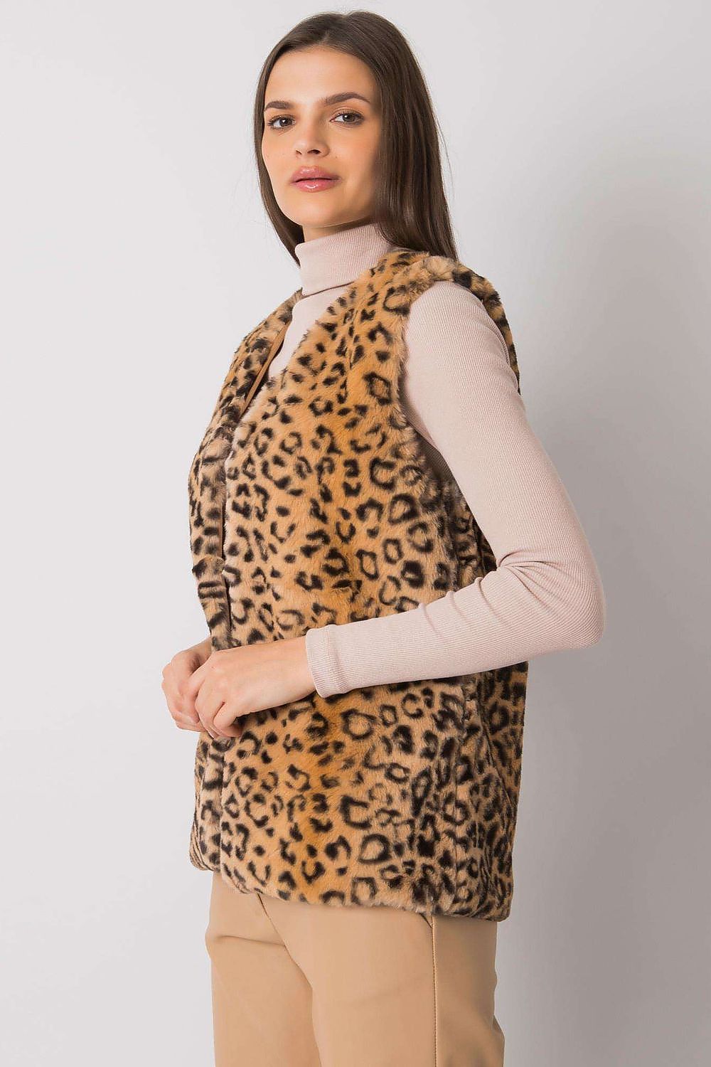 Stylish Yups fur vest in animal pattern, available in multiple sizes for a luxurious fit.