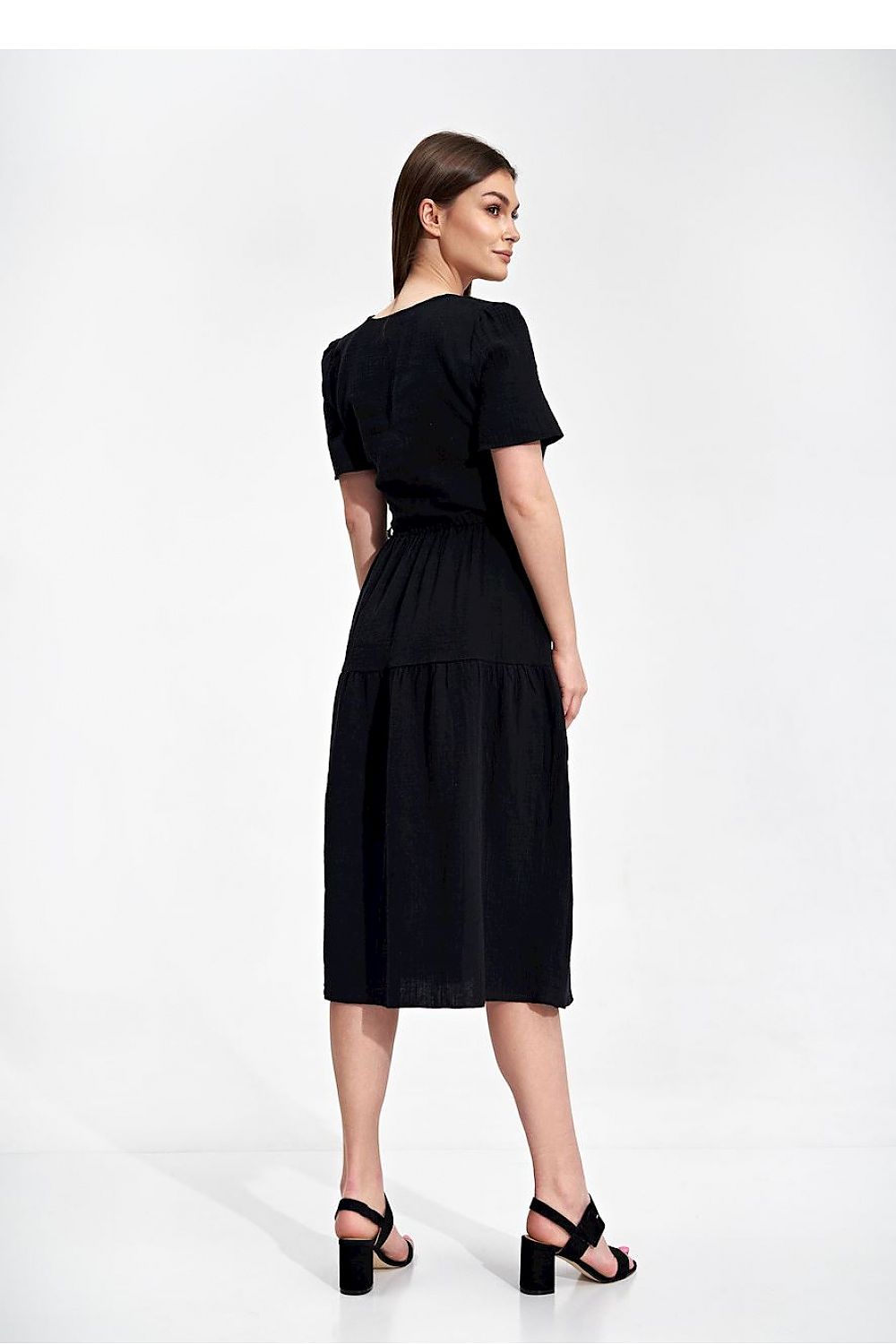 Elegant Figl Summer Midi Dress with Short Sleeves and Flared Cut in 100% Cotton, highlighting the back view of the model wearing the chic black dress with short sleeves and a cinched waist.