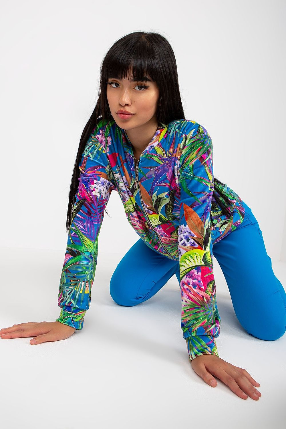 Glamorous view of Rue Paris Women's Long-Sleeved Zippered Sweatshirt With Pockets, featuring an eye-catching botanical print, designed for fashionable comfort.