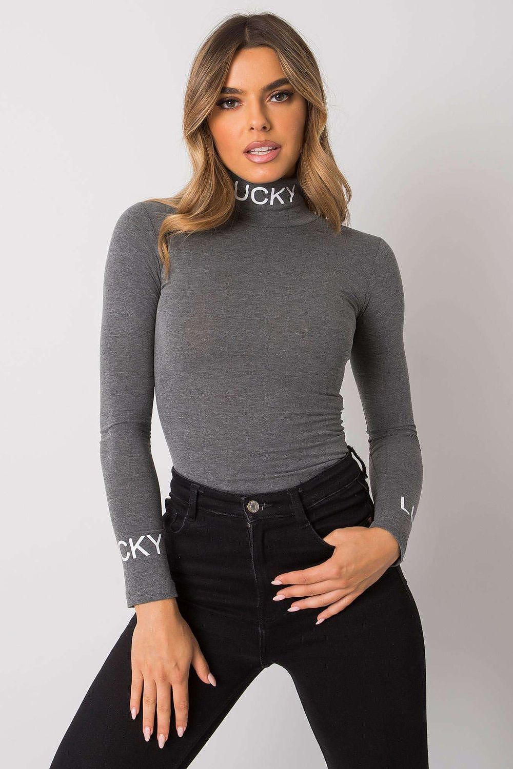 Elegant Cotton Blouse with Long Sleeves and Turtleneck by Ex Moda - Fitted Style with Contrast Lettering, expertly presented by a model in refined grey, enhancing its fashionable silhouette.