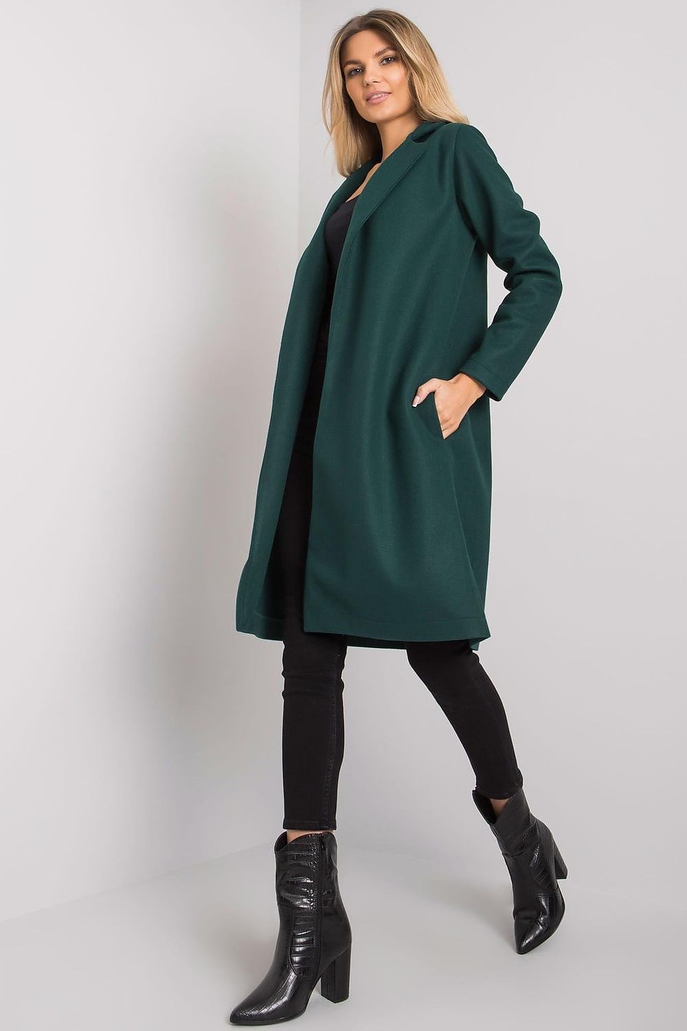 Refined women's green long coat by Rue Paris, highlighting contemporary appeal with unbuttoned design, perfect for a chic autumn look paired with black ankle boots.