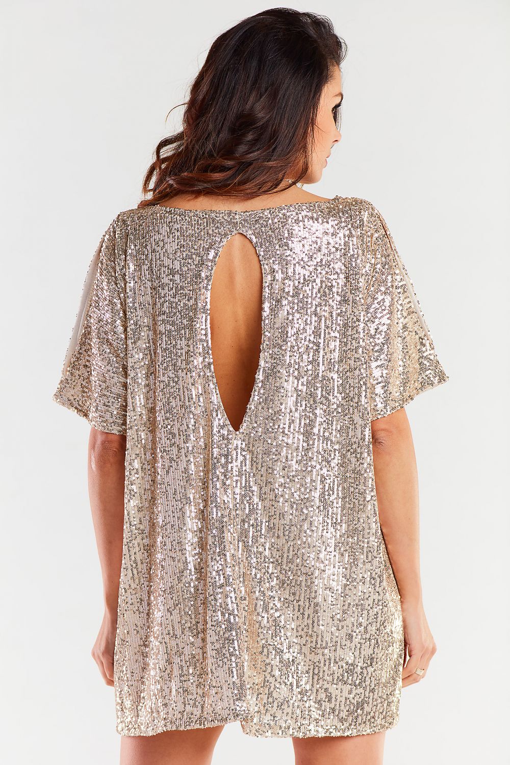 Elegant loose evening dress adorned with shimmering sequins, featuring a heart neckline and an open back design. Perfect for glamorous occasions, this one-size-fits-all dress is a stunning representation of refined Polish craftsmanship.