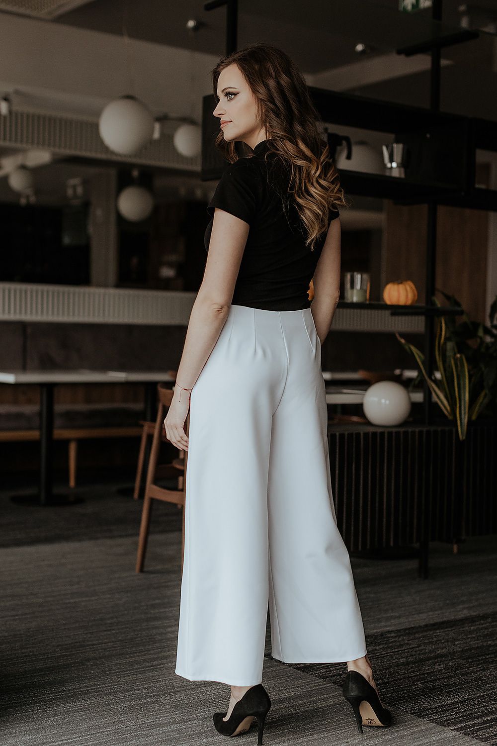 Stylish fold of Women's 7/8 Wide Leg Trousers with Decorative Zipper by Tessita, perfect blend of style and versatility for upscale wardrobes.